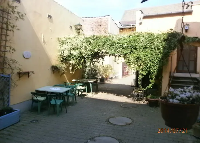 Bluhm's & Restaurant Am Markt ホテル キューリッツ